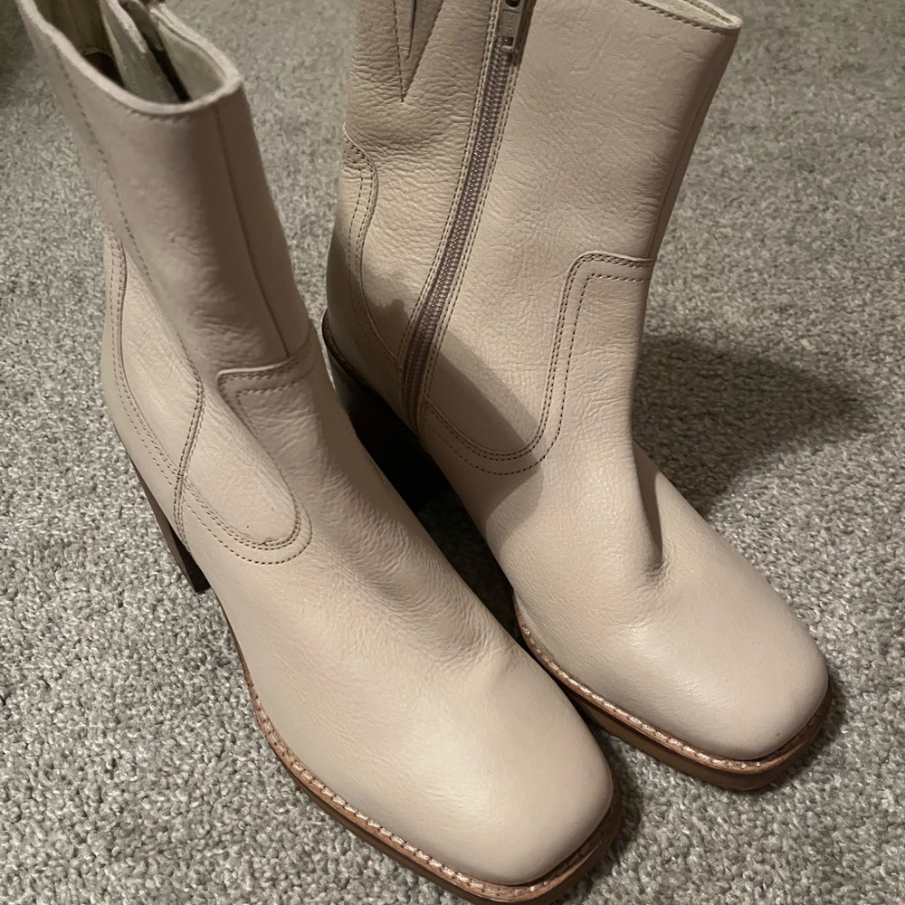 EUC Seychelles cream heeled boots size 8.
